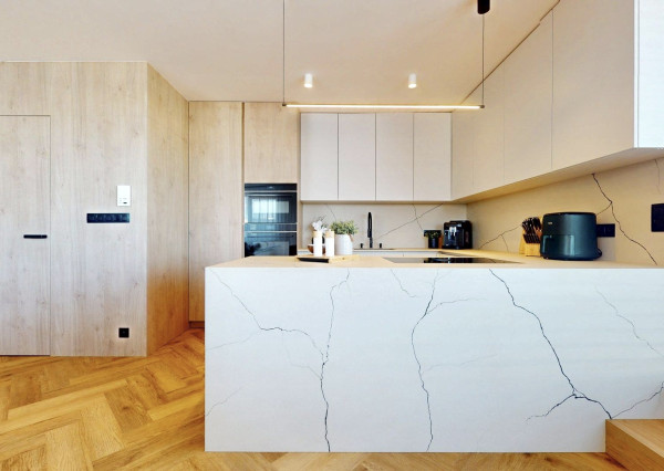 LUXUSNÝ 4i PENTHOUSE S ÚCHVATNOU TERASOU, panoramatickými výhľadmi a parkovaním