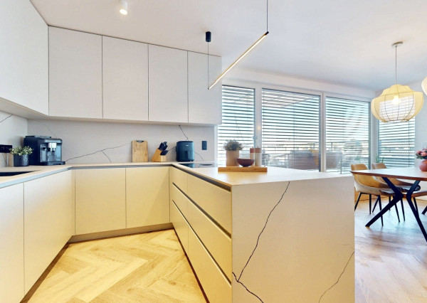 LUXUSNÝ 4i PENTHOUSE S ÚCHVATNOU TERASOU, panoramatickými výhľadmi a parkovaním