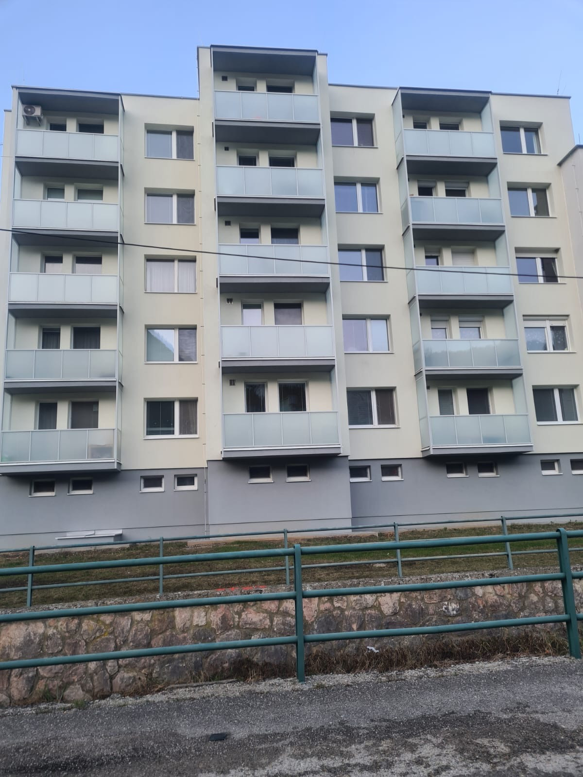 Na prenájom zariadený 1 izb byt na ul. SNP v Tr. Tepliciach.