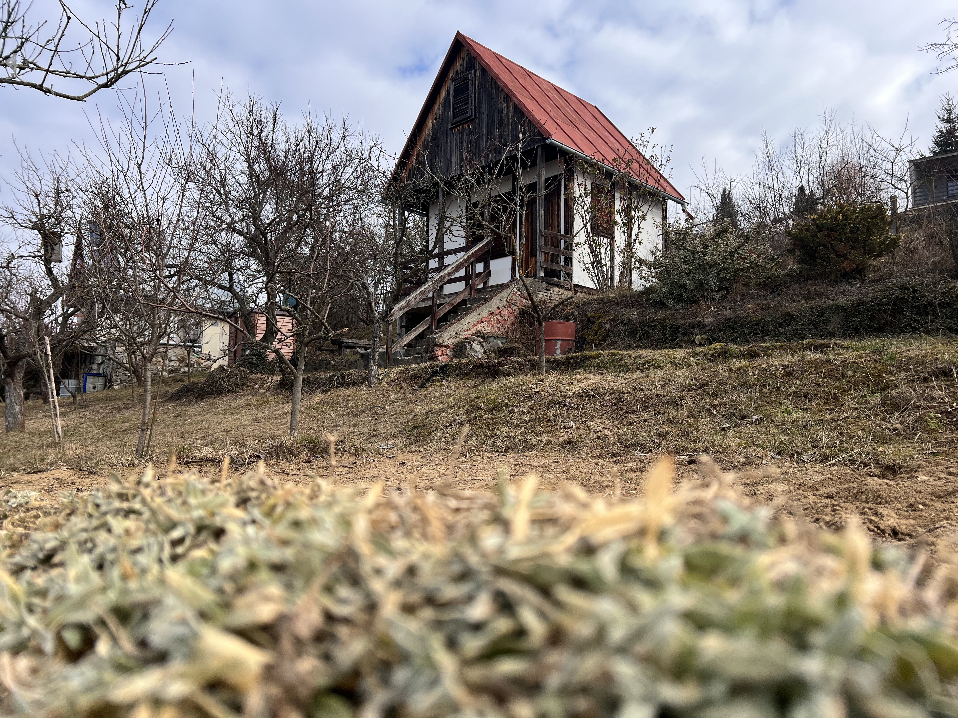 Na predaj rekreačná chatka so súkromným pozemkom v Beckove.