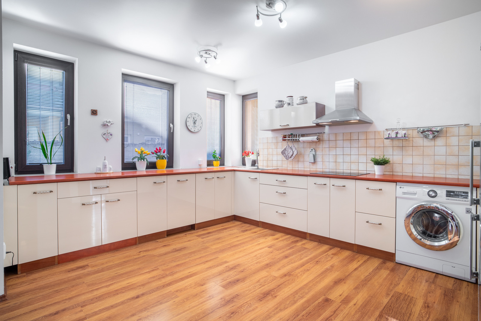 REZERVOVANÉ - Na predaj klimatizovaný 4-izbový rodinný dom s garážou a možnosťou prerobenia na 5-izbový v Senci