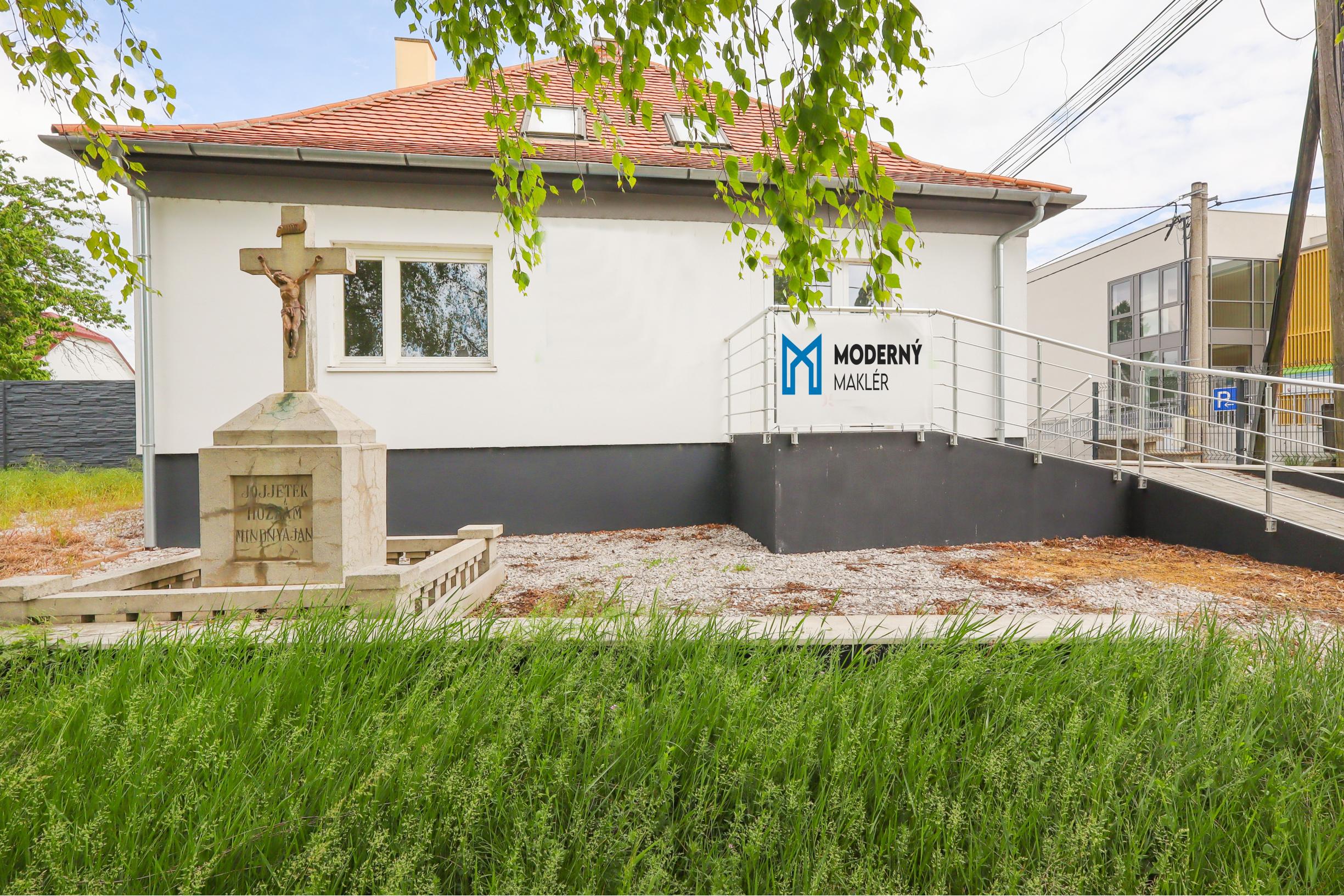 Na prenájom obchodný priestor v centre Šamorína s výbornou viditeľnosťou