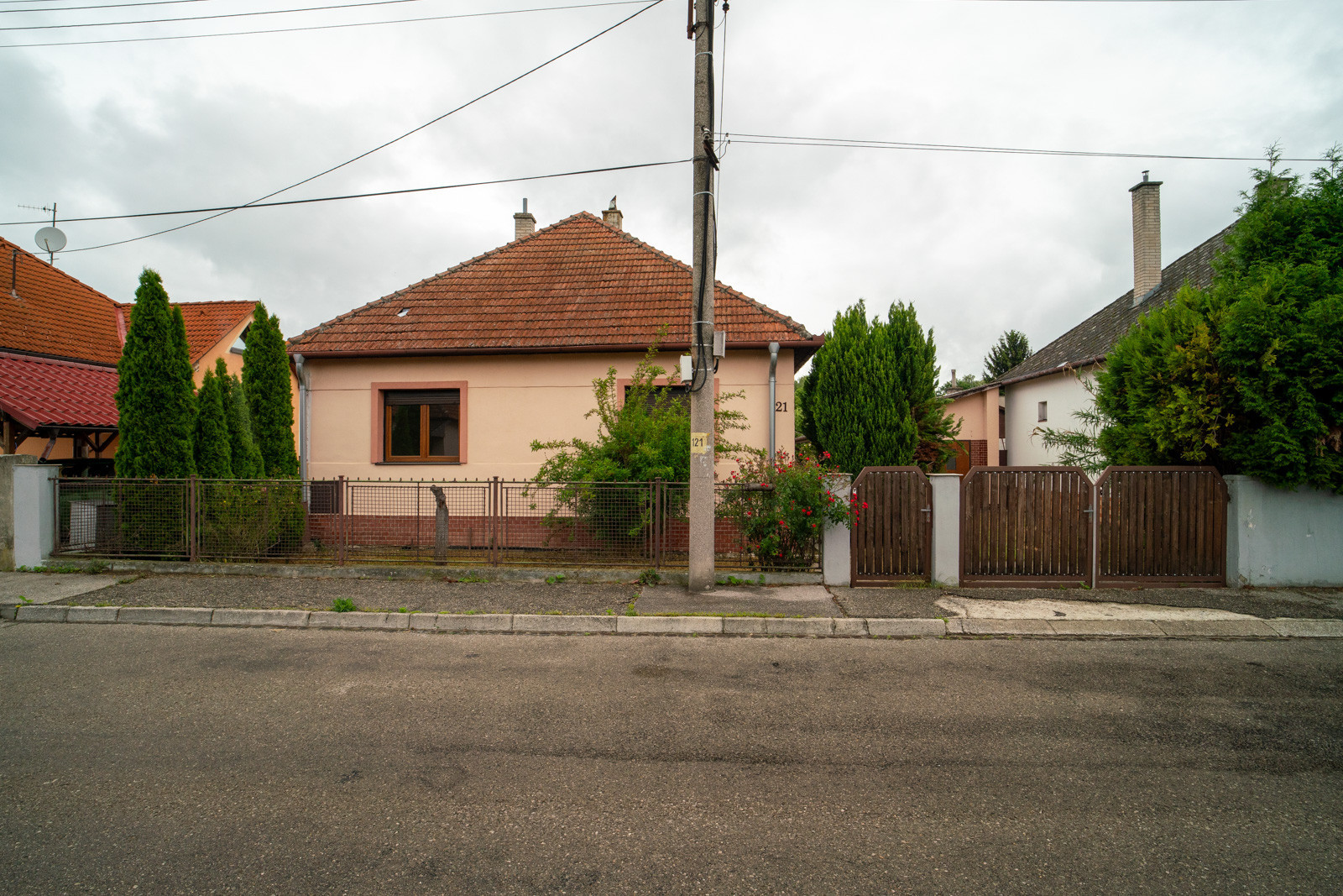 Na predaj starší rodinný dom s veľkým pozemkom v Trenčíne, časť Zlatovce