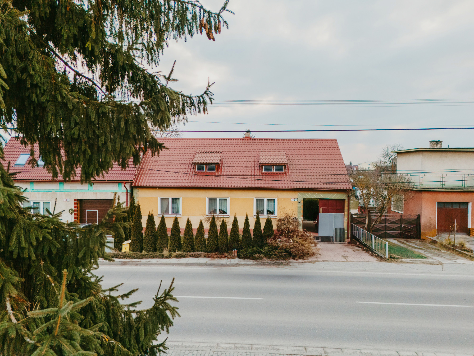 PREDANÉ: Na predaj priestranný rodinný dom v obci Beluša