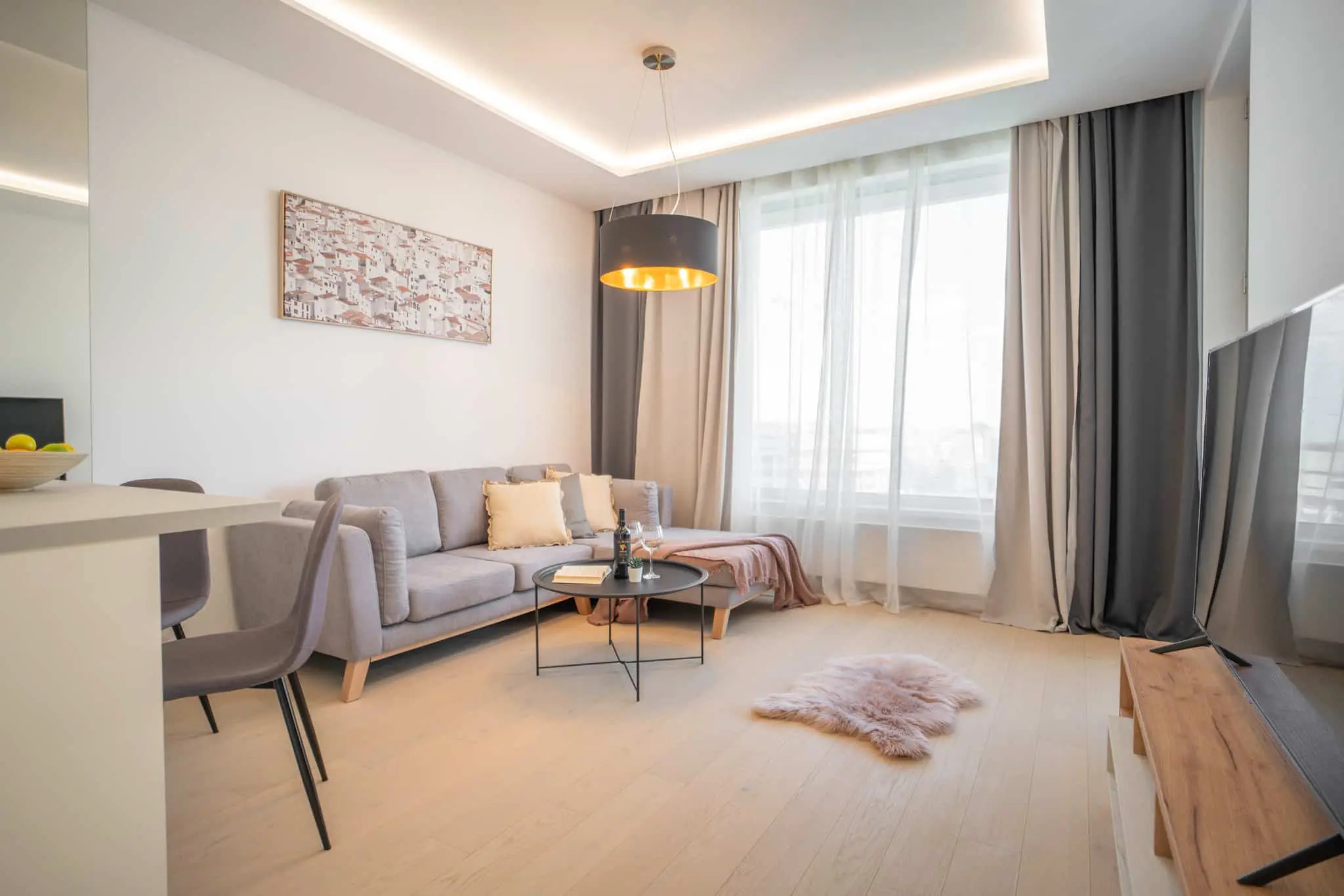 Na prenájom kompletne zariadený 2-izbový byt s garážovým parkovacím státím v SKYPARKU