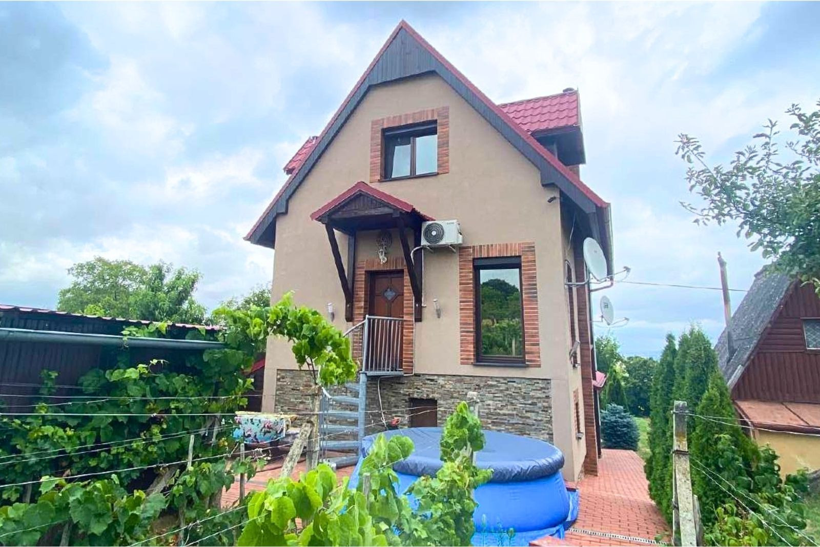 Na prenájom priestranná chatka v Čake