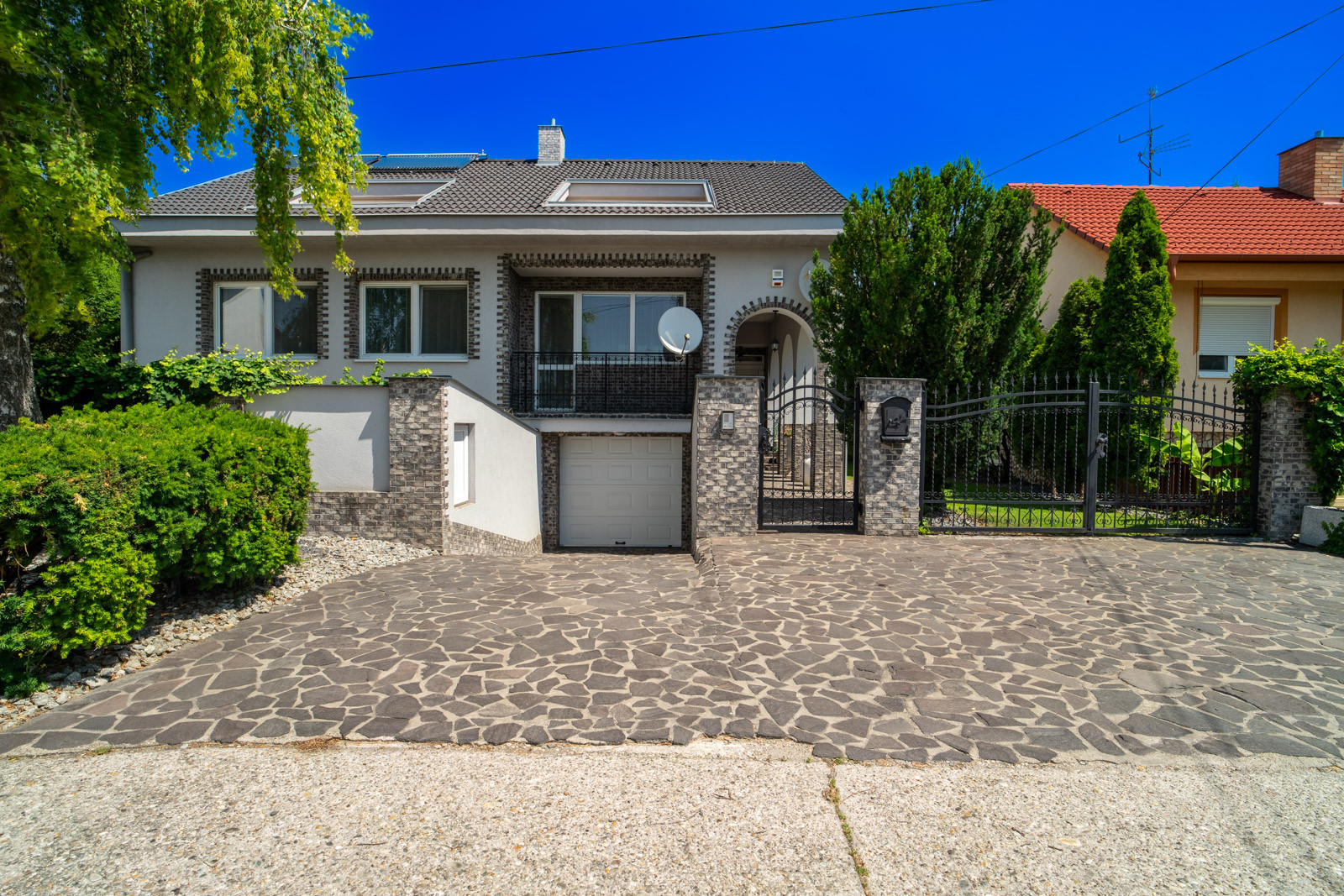 Na predaj rodinný dom s bazénom a saunou v Rohovciach