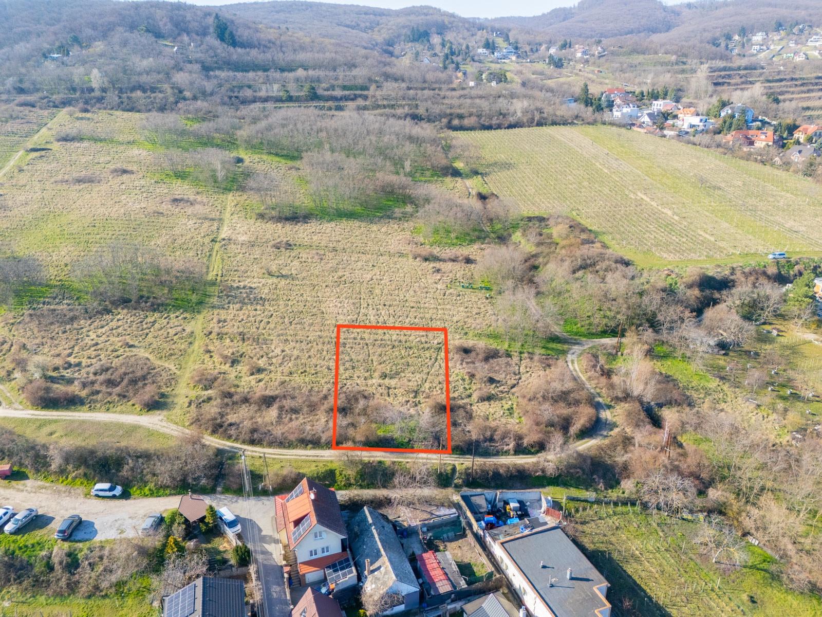 Na predaj perspektívny pozemok v Rači