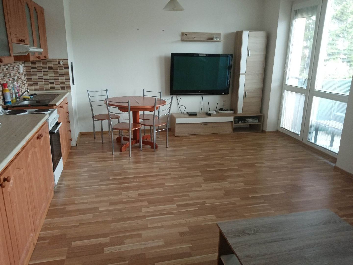 Rezervované ...Exkluzívne na prenájom 1 izb. byt  s balkónom - v obci Timoradza