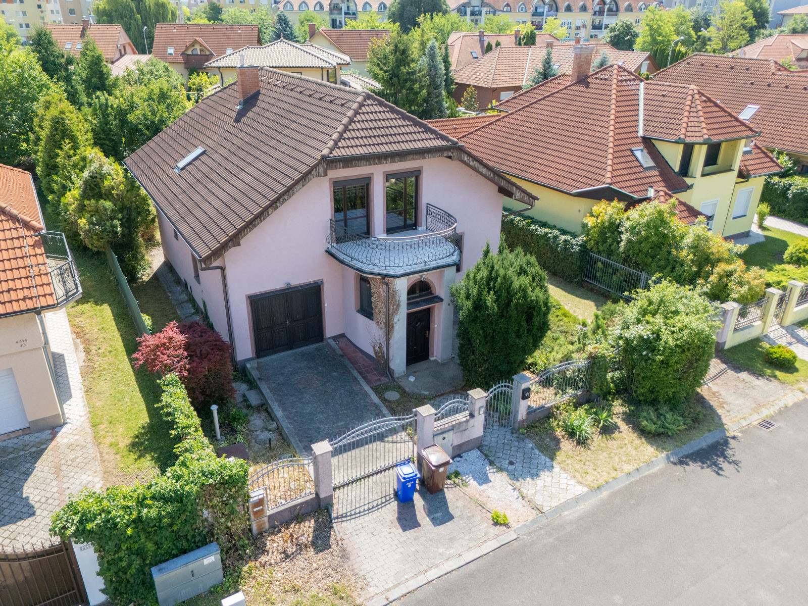 REZERVOVANÉ: Na predaj poschodová 6-izbová vila v srdci Dunajskej Stredy