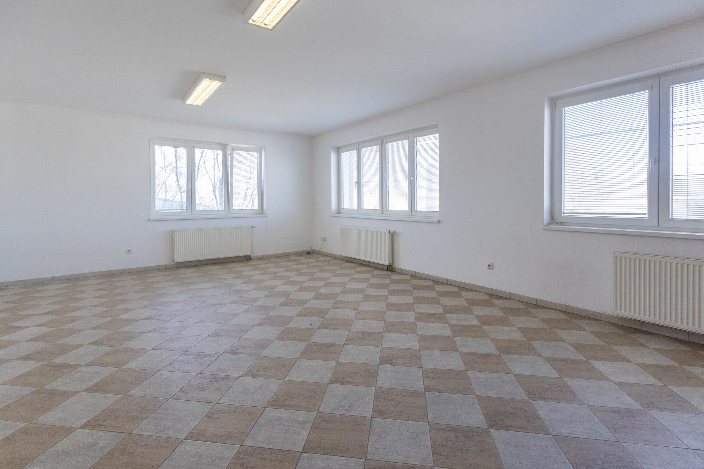 Na prenájom komerčný priestor s možnosťou využitia ako kancelárie alebo dielne v Šamoríne