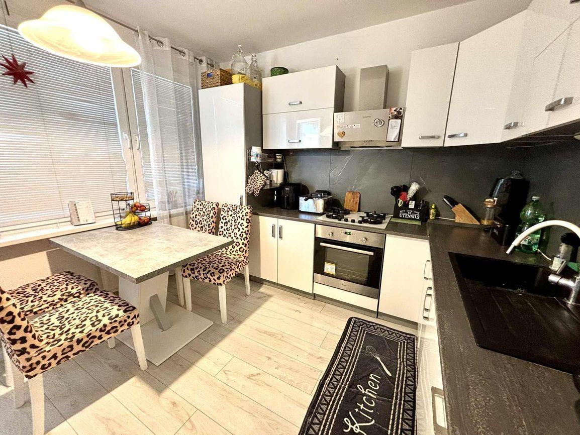 EXKLUZÍVNE NA PREDAJ – 3-IZBOVÝ BYT S DVOMA BALKÓNMI, UL. MOJMÍROVA, BÁNOVCE NAD BEBRAVOU