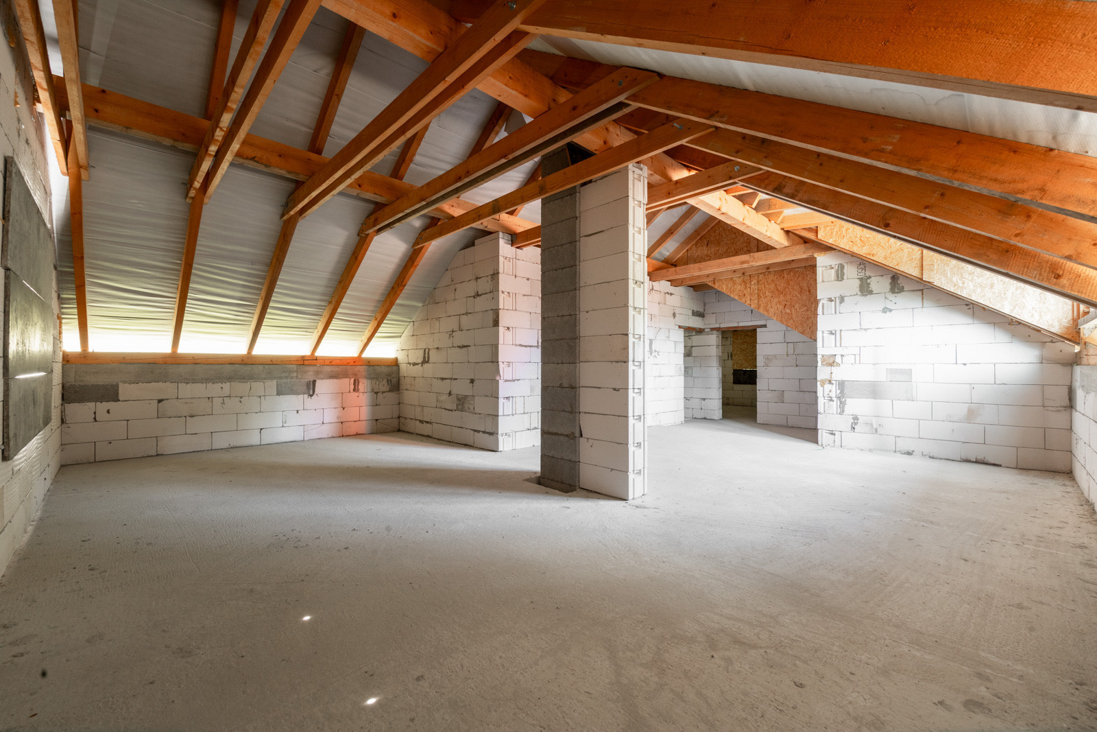 Rozostavaný dom na dokončenie podľa seba s veľkým pozemkom