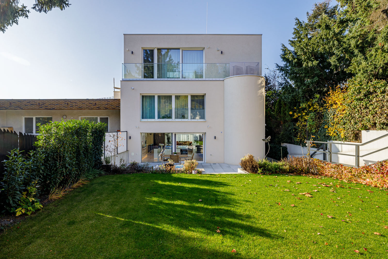 Na predaj vila so smart technológiami a výťahom na Slavíne