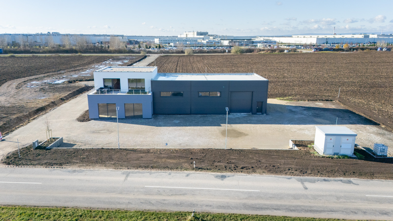 Na predaj administratívno-skladový objekt pri Trnave, v obci Zavar