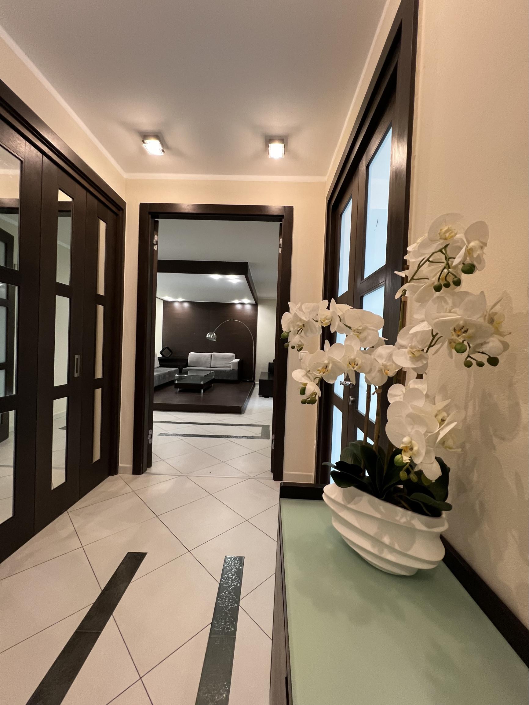 Na prenájom mestský, slnečný 3izb byt v centre Trenčína.