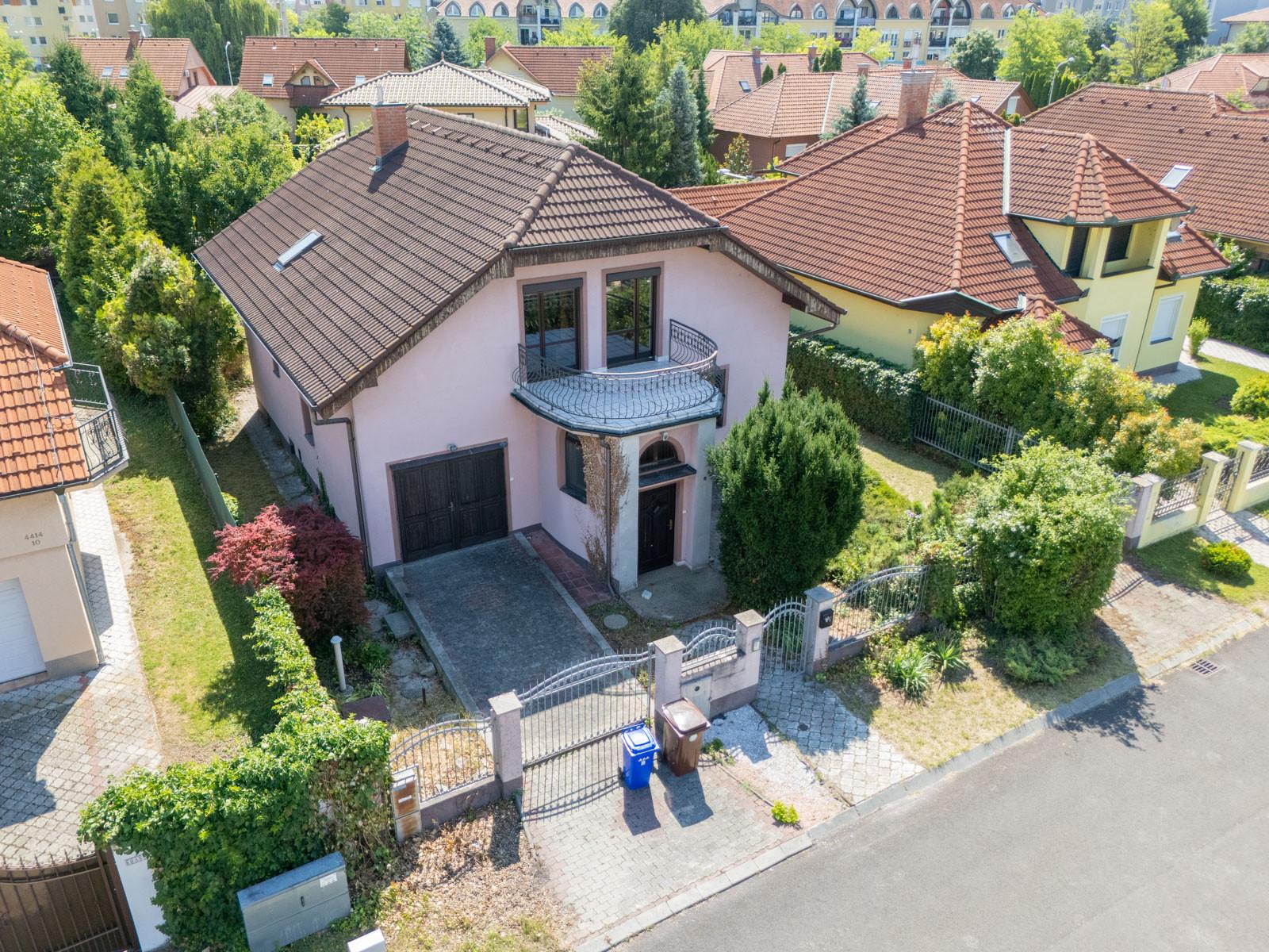 Na predaj poschodová 6-izbová vila v srdci Dunajskej Stredy