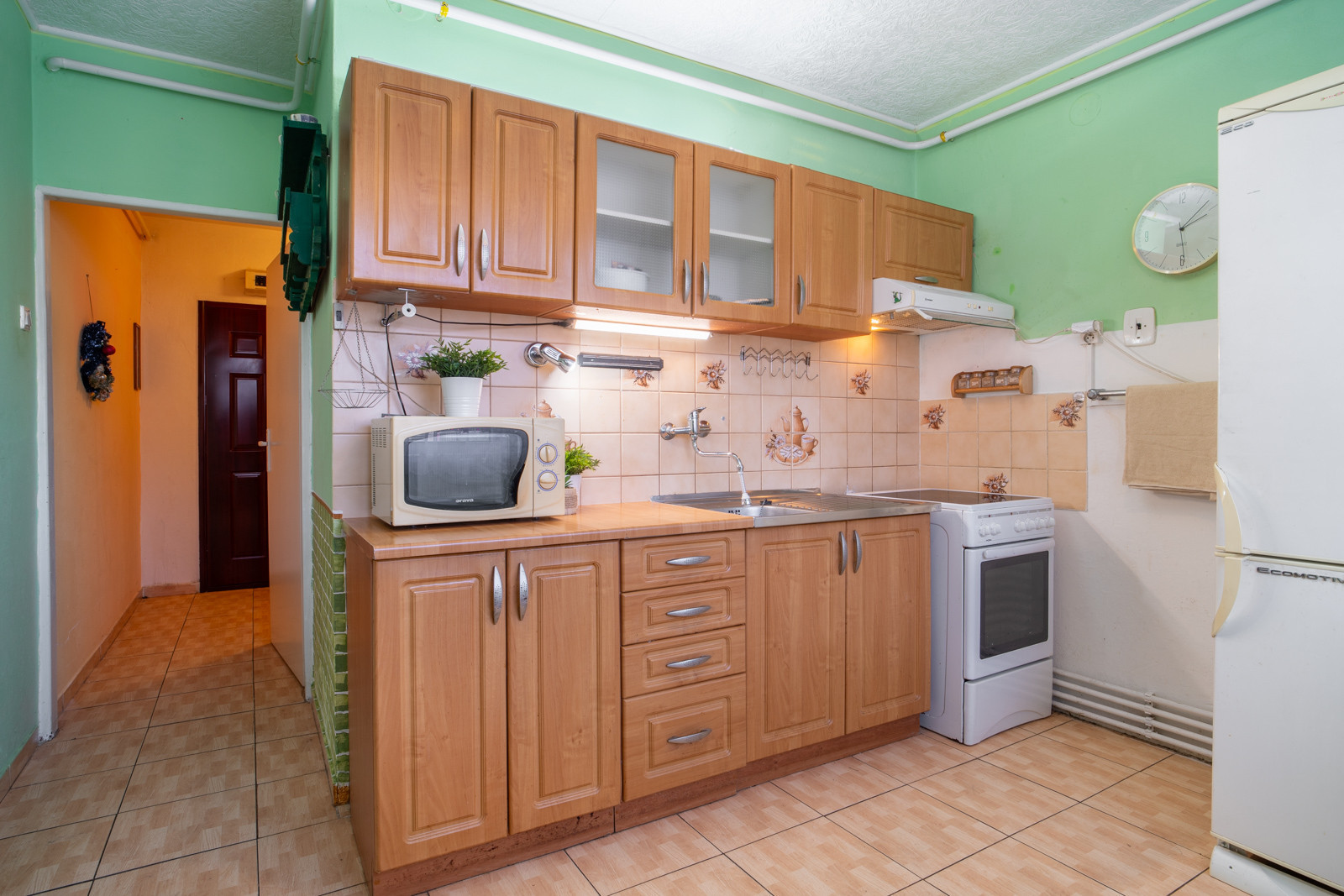 Na predaj zariadený 2-izbový byt s 2 balkónmi a pivnicou v meste Šaštín-Stráže