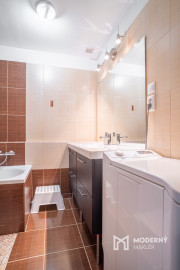 Na predaj dobre dispozične riešený 3-izbový byt vo vyhľadávanej lokalite Karlovej Vsi