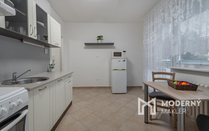 Na predaj kompletne zariadený 1 - izbový byt v Skalici