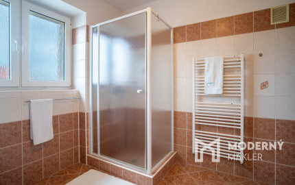 PRENAJATÉ: Na prenájom priestranný 2-izbový byt na Záhradnej ulici v Pezinku