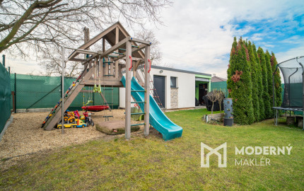 Na predaj priestranný 4-izbový rodinný dom s dvojgarážou v obci Báč