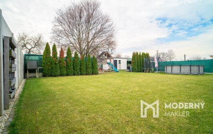 Na predaj priestranný 4-izbový rodinný dom s dvojgarážou v obci Báč