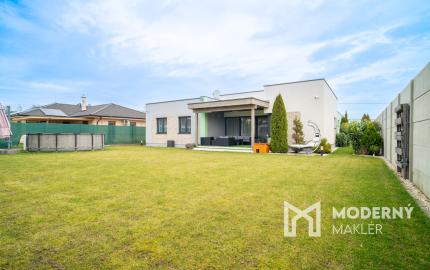 Na predaj priestranný 4-izbový rodinný dom s dvojgarážou v obci Báč