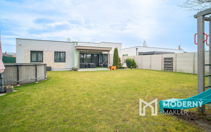 Na predaj priestranný 4-izbový rodinný dom s dvojgarážou v obci Báč