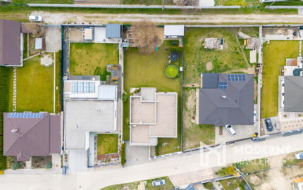 Na predaj priestranný 4-izbový rodinný dom s dvojgarážou v obci Báč