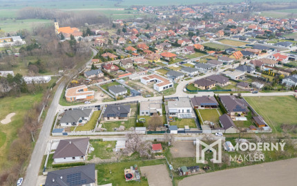 Na predaj priestranný 4-izbový rodinný dom s dvojgarážou v obci Báč