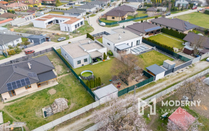 Na predaj priestranný 4-izbový rodinný dom s dvojgarážou v obci Báč