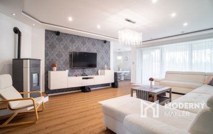 Na predaj priestranný 4-izbový rodinný dom s dvojgarážou v obci Báč