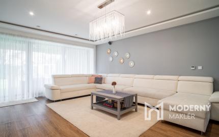 Na predaj priestranný 4-izbový rodinný dom s dvojgarážou v obci Báč