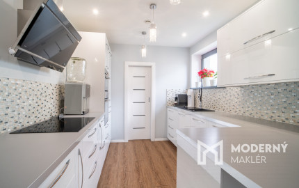 Na predaj priestranný 4-izbový rodinný dom s dvojgarážou v obci Báč