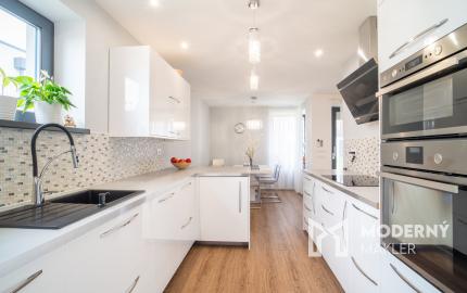 Na predaj priestranný 4-izbový rodinný dom s dvojgarážou v obci Báč