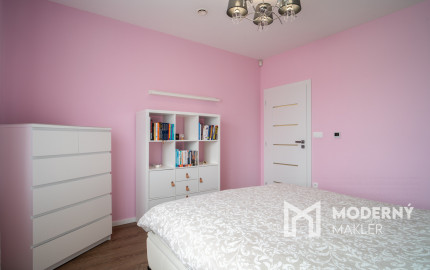 Na predaj priestranný 4-izbový rodinný dom s dvojgarážou v obci Báč