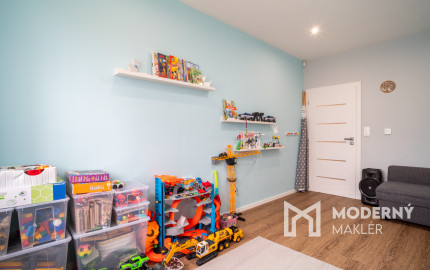 Na predaj priestranný 4-izbový rodinný dom s dvojgarážou v obci Báč