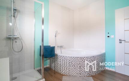 Na predaj priestranný 4-izbový rodinný dom s dvojgarážou v obci Báč