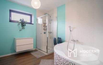 Na predaj priestranný 4-izbový rodinný dom s dvojgarážou v obci Báč