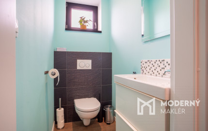 Na predaj priestranný 4-izbový rodinný dom s dvojgarážou v obci Báč