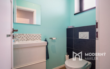 Na predaj priestranný 4-izbový rodinný dom s dvojgarážou v obci Báč