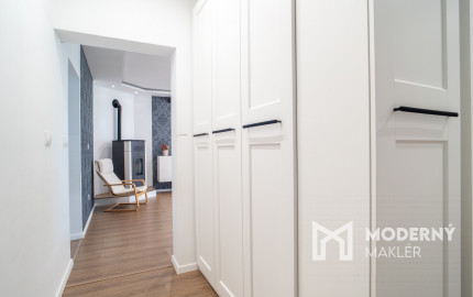 Na predaj priestranný 4-izbový rodinný dom s dvojgarážou v obci Báč