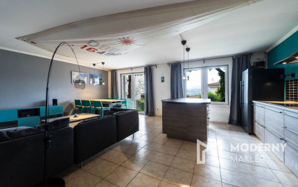 Na predaj 3-izbový byt s terasou, predzáhradkou a parkovacím miestom v obci Lipovec