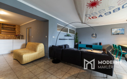 Na predaj 3-izbový byt s terasou, predzáhradkou a parkovacím miestom v obci Lipovec