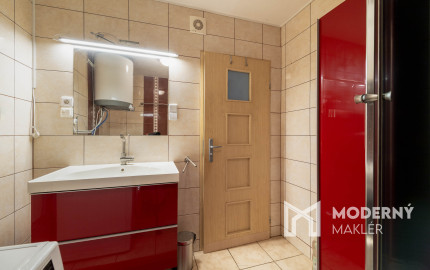 Na predaj 3-izbový byt s terasou, predzáhradkou a parkovacím miestom v obci Lipovec