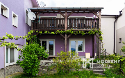 Na predaj 3-izbový byt s terasou, predzáhradkou a parkovacím miestom v obci Lipovec