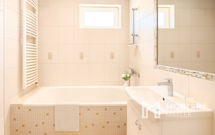 Na predaj kompletne zariadený 3-izbový byt v Rakovej