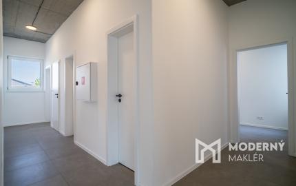 Na prenájom jedno podlažie polyfunkcie na Zavarskej ulici v Trnave