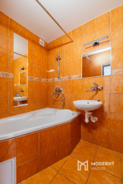 Na predaj priestranný 3-izbový byt v Zákamennom